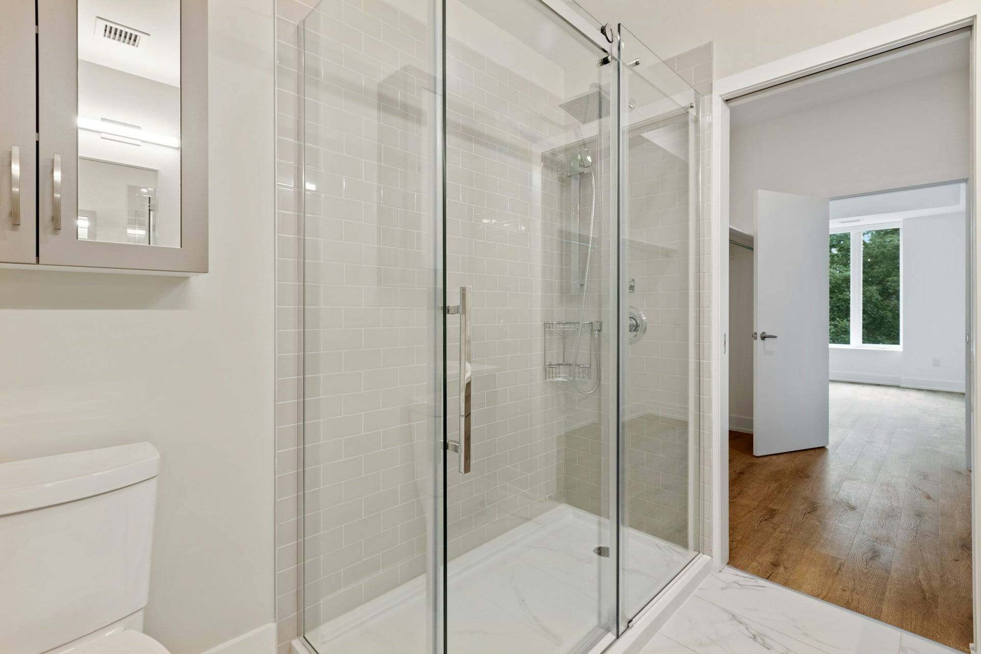 ¿Harto del sarro en el cristal de la ducha? Estos 3 trucos hacen que el agua resbale sola